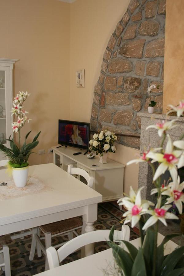 Guest House Le Gemelle Luras Zewnętrze zdjęcie