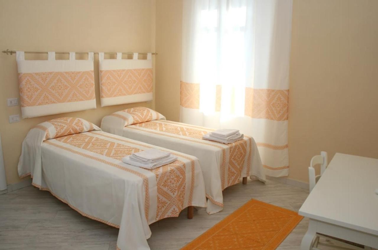 Guest House Le Gemelle Luras Pokój zdjęcie