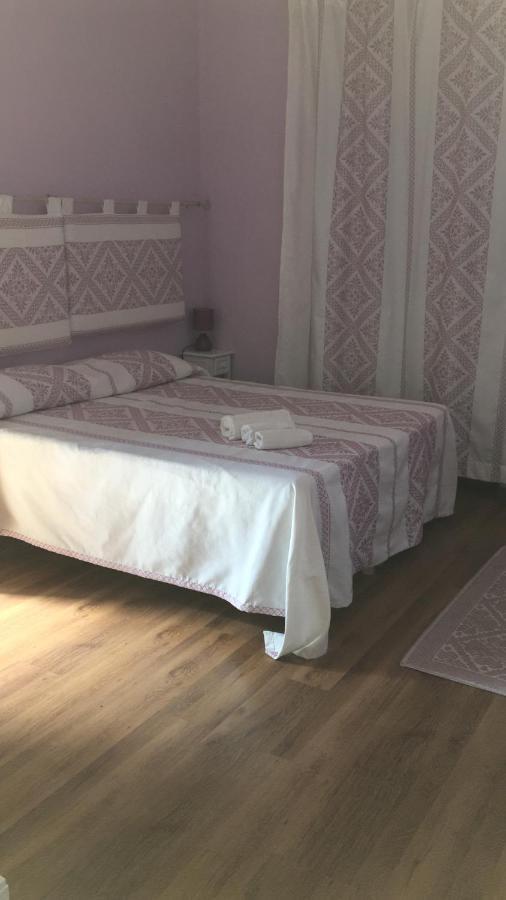 Guest House Le Gemelle Luras Zewnętrze zdjęcie